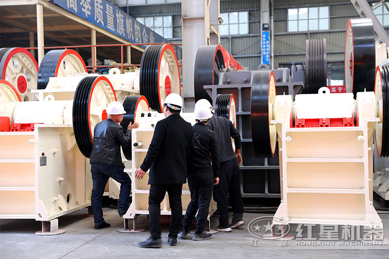 客戶(hù)參觀顎式破碎機(jī)