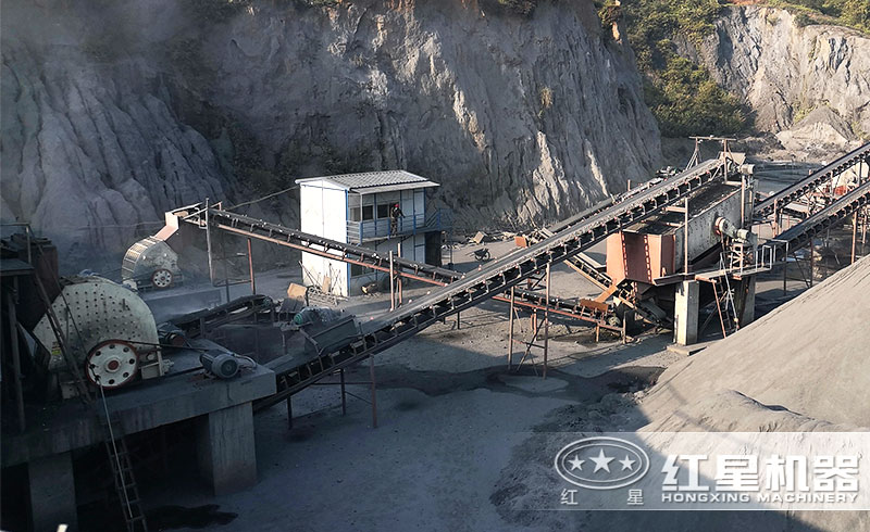 錘式破碎機(jī)工作現(xiàn)場